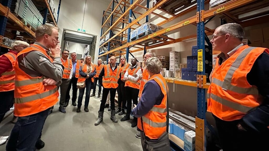 De VVD-leden krijgen uitleg over de logistiek binnen het distrubutiecentrum.