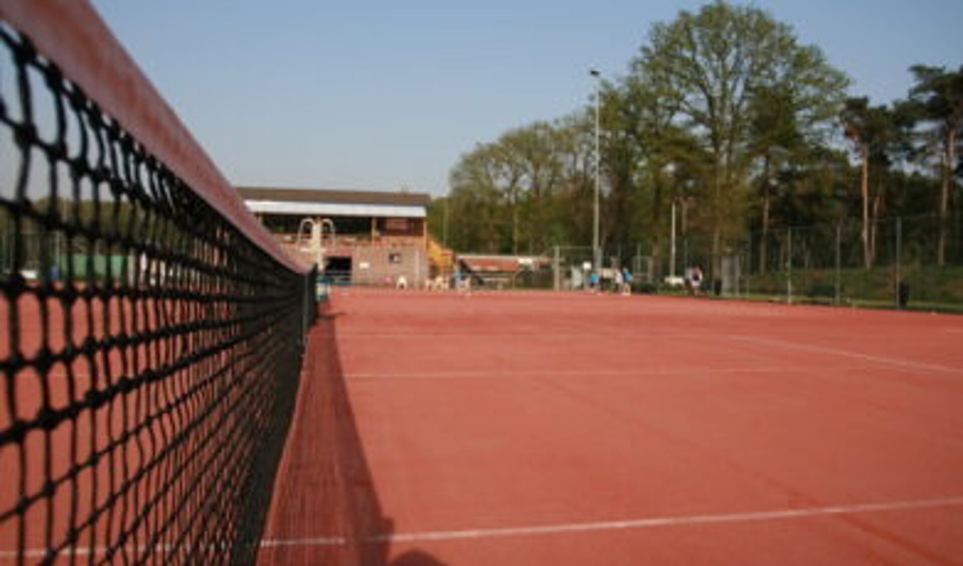 De tennisbanen op Sportpark Boerbos zijn het strijdtoneel voor het Weekendtennistoernooi. 