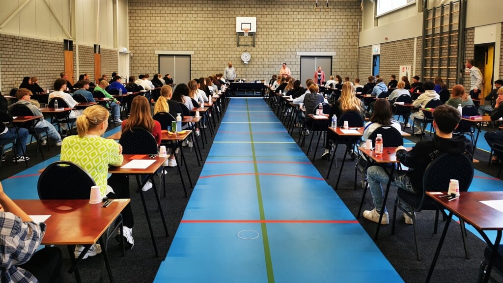 De examenkandidaten tijdens de eerste examens in de sportzaal. (foto: Caitlin Ionescu)