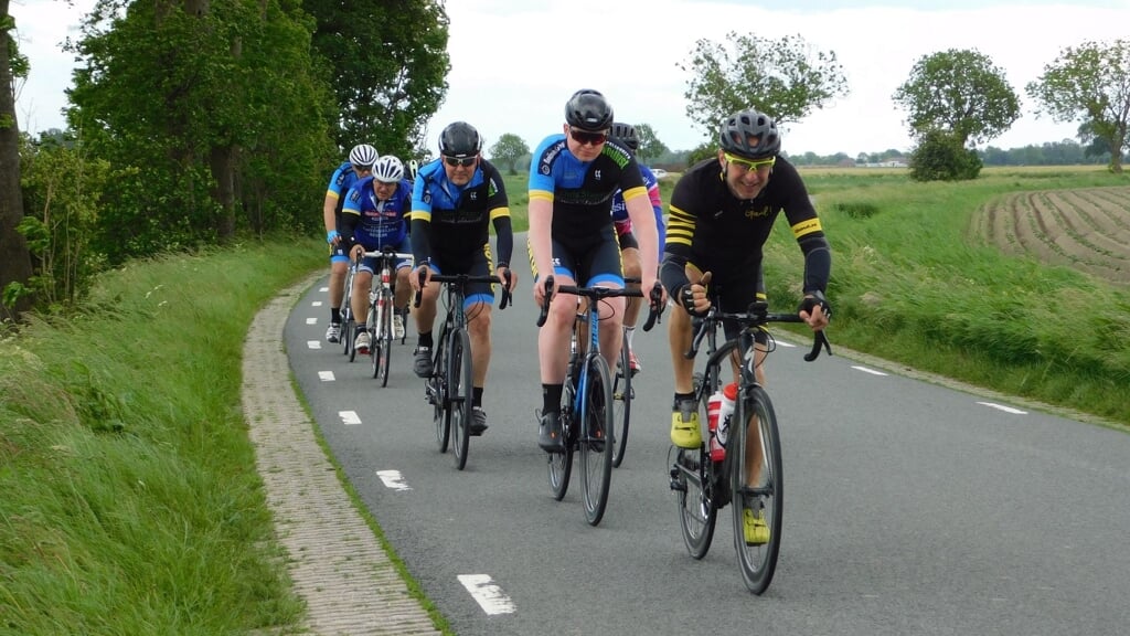 Deelnemers aan een vorige editie van de Noorderrondrit op de fiets (foto Maaike de Jong).