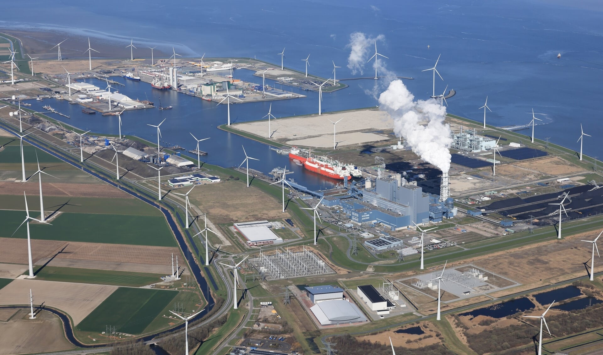 De Eemshaven vanuit de lucht gezien (foto Koos Boertjens).