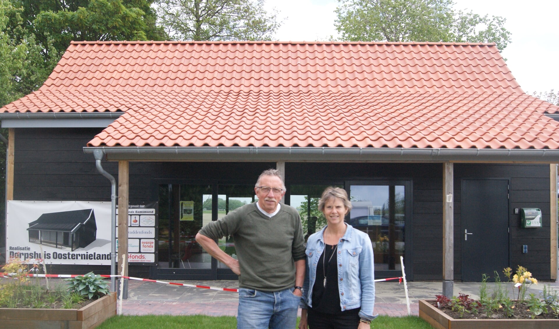 Eppe Scholtens en Carma van der Linden voor het nieuwe dorpshuis. 