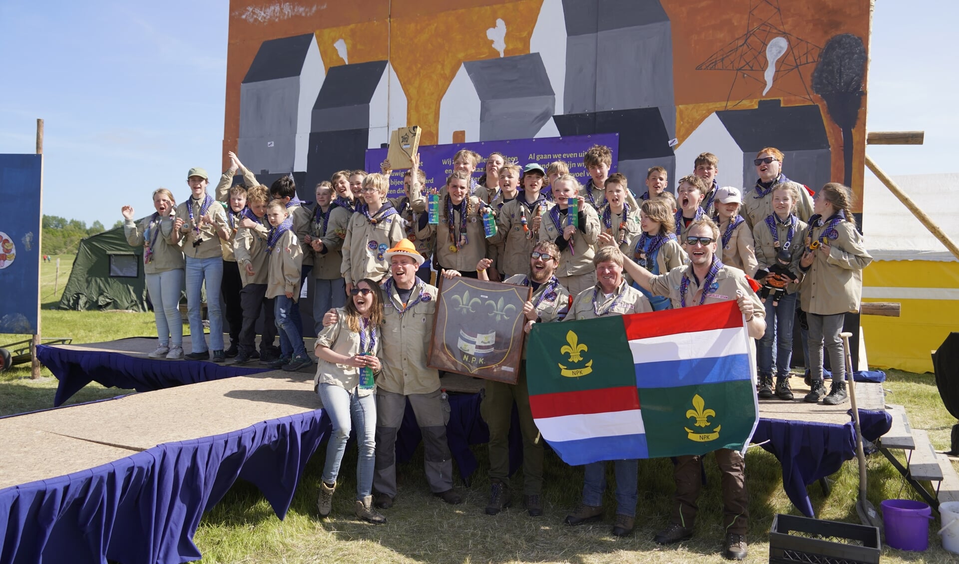 De blije scouts uit Zuidlaren die de eerste prijs wonnen van het NPK.