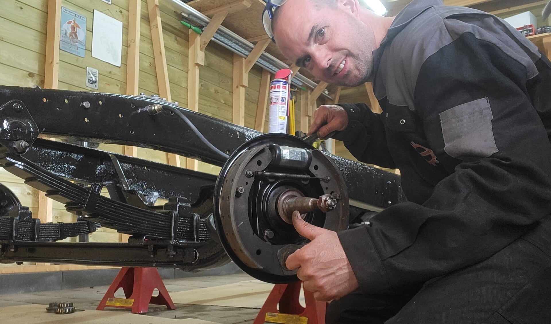 Marc Bakker is een van de mensen die meehelpt om de Austin K2 te restaureren. (eigen foto) 