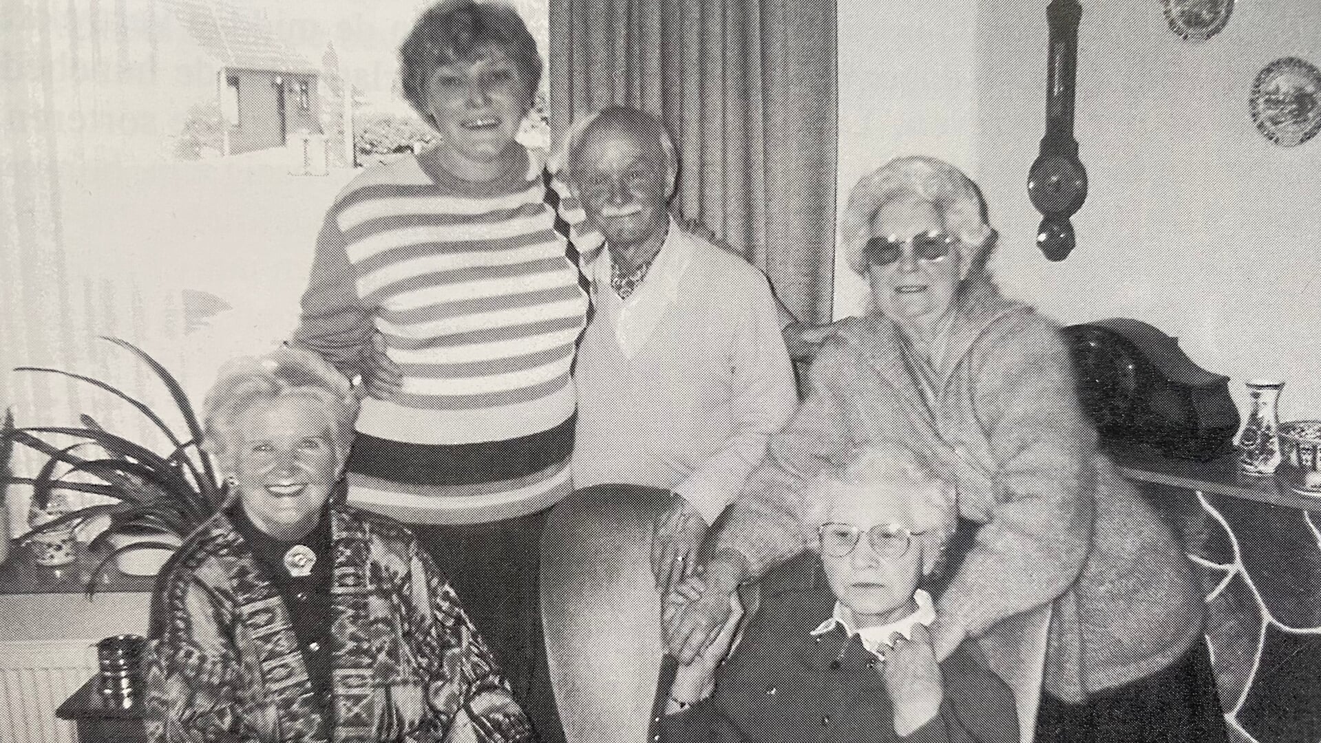 Piloot William Lister Miller (midden) met de familie van wie hij onderdak kreeg.