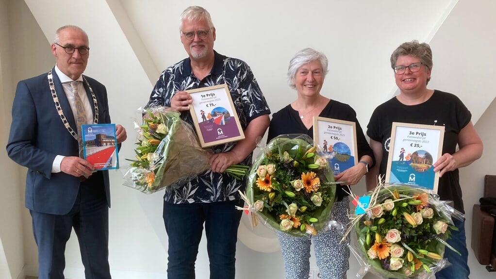 De drie prijswinnaars krijgen hun prijs overhandigd door burgemeester Hoogendoorn.