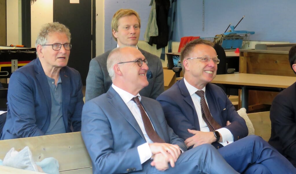 Commissaris Paas (rechts) luistert naar hoe het jongerenwerk in Midden-Groningen gestalte krijgt. Burgemeester Hoogendoorn en de wethouders Ploeger en Drenth luisteren mee.