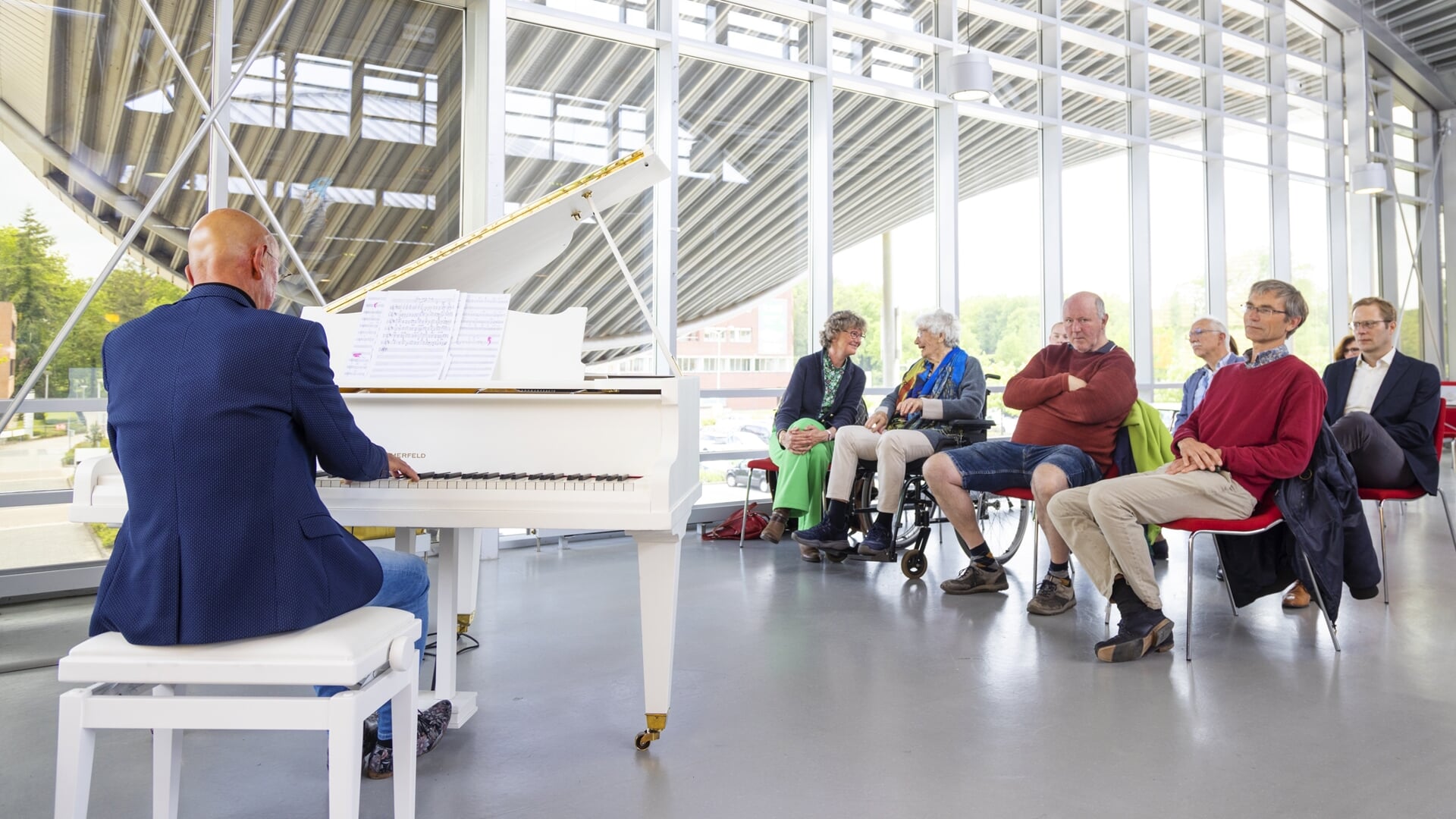 Pianist Jan Lenselink geeft een mini-concert op de vleugel (foto Treant).