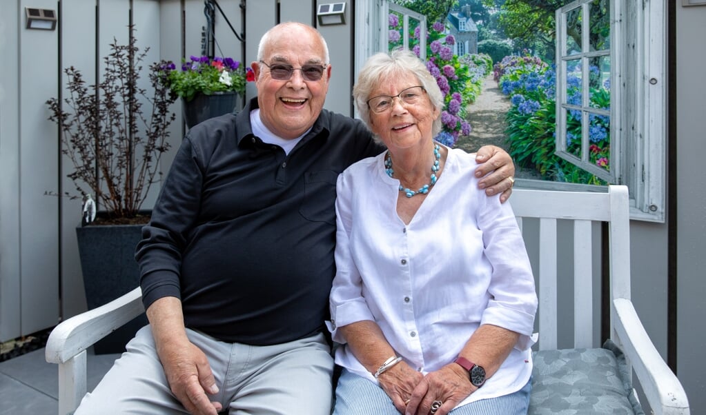 Udo en Coba Drenth uit Stadskanaal vieren hun 60e trouwdag in goede gezondheid. (foto: Auniek Klijnstra)