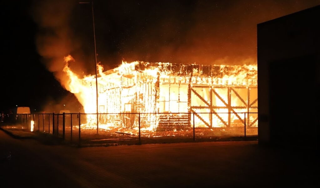 De brandweer kon niet voorkomen dat het pand volledig uitbrandde. (foto: Persbureau Groningen)