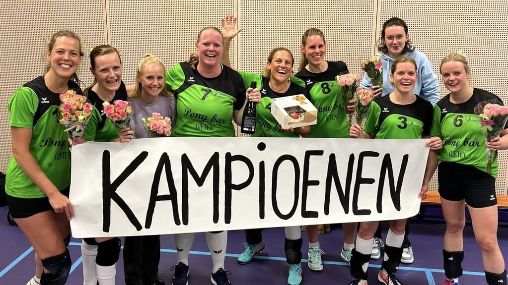 De kampioenen van dameswedstrijdrecreanten 1 van VC Oostermoer uit Gieten.