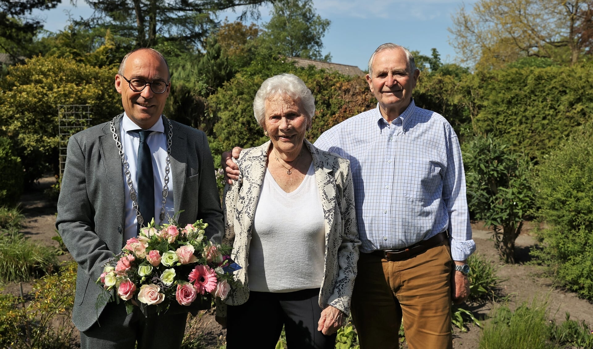 Het platina bruidspaar Moek uit Gieten wordt gefeliciteerd door burgemeester Anno Wietze Hiemstra. 
