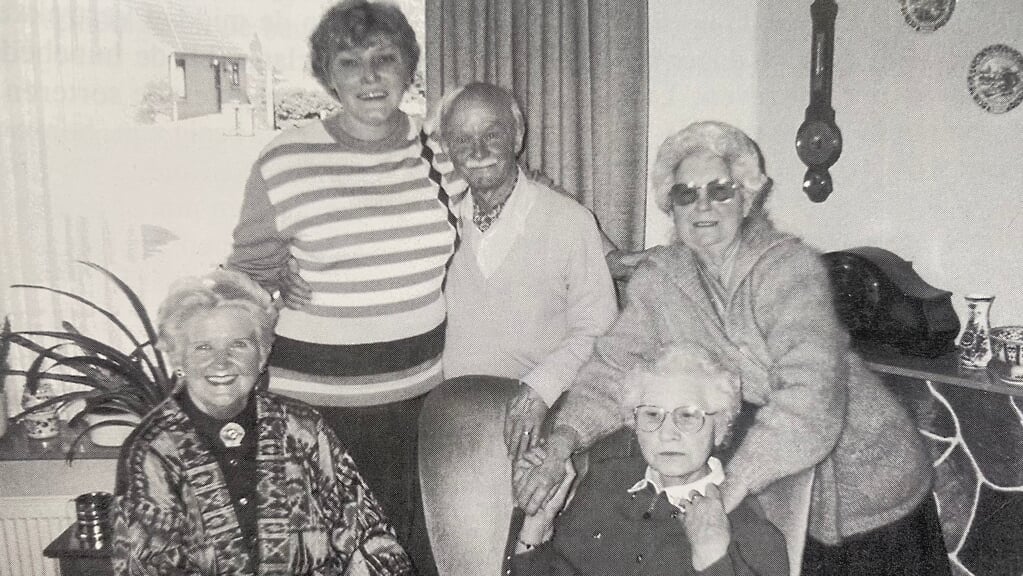 De neergestorte piloot, William Lister Miller, werd op latere leeftijd weer herenigd met de familie van wie hij onderdak kreeg: (bron: Spitwa(a)rk)
