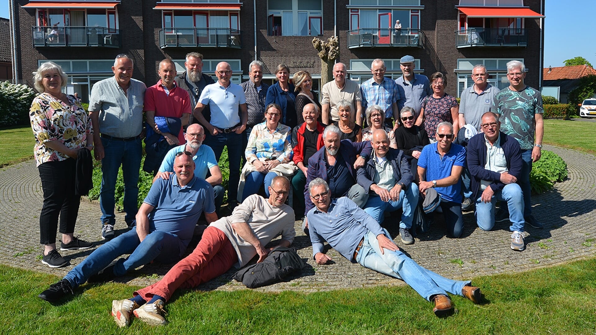 De reünisten van de School met de Bijbel terug in Appingedam.