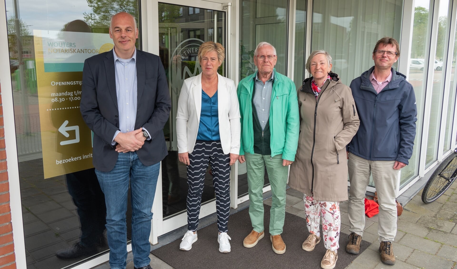 Stichting Veur Mekoar Veendam-Pekela met vanaf links Rolf Helder, Tanja Uhlen, Gerrit Visscher, Ammy van Eerden en Leon Wijnands.