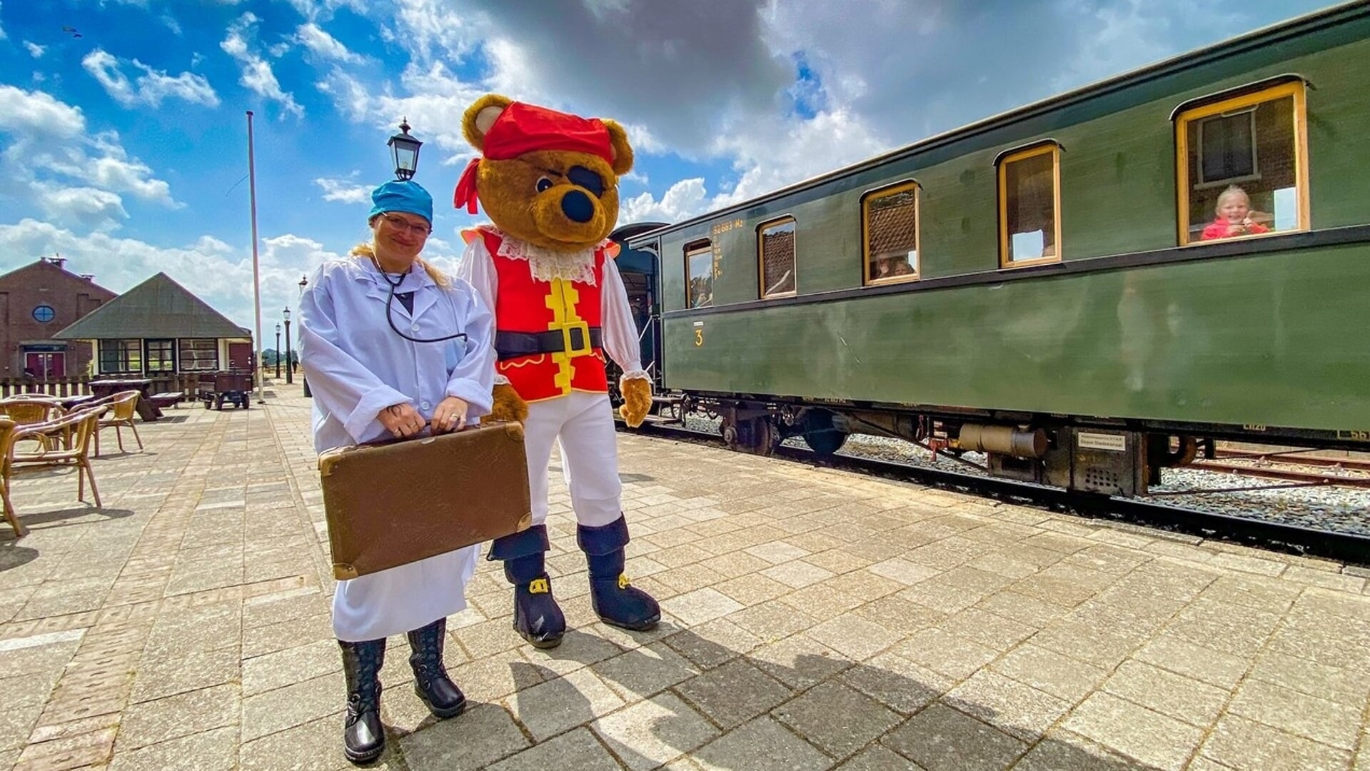 De Teddyberendokter en Teddybeer reizen ook mee met de trein. (foto: Lars Blaauw)
