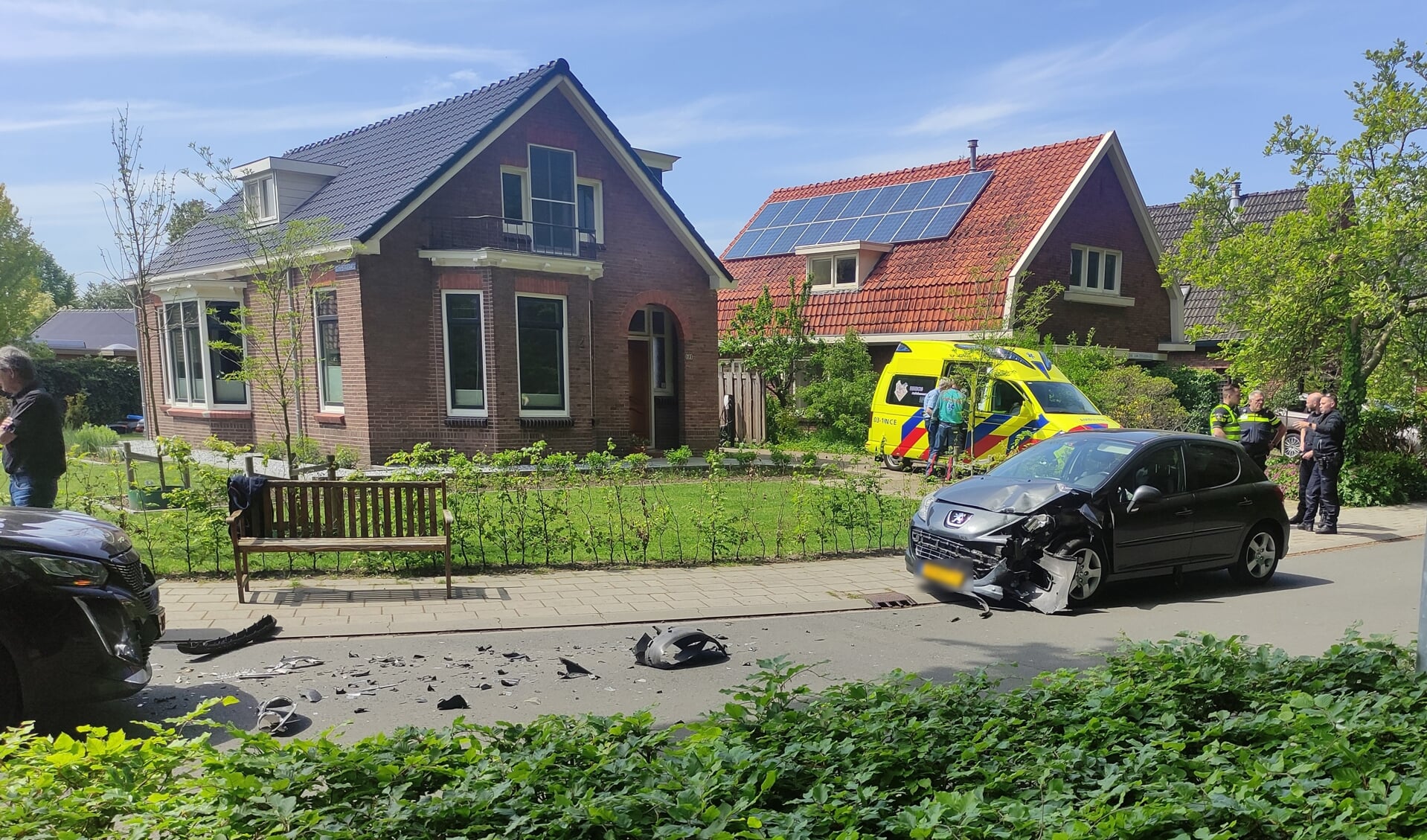 Beide voertuigen liepen flinke schade op door de botsing. (foto: Persbureau Drenthe)