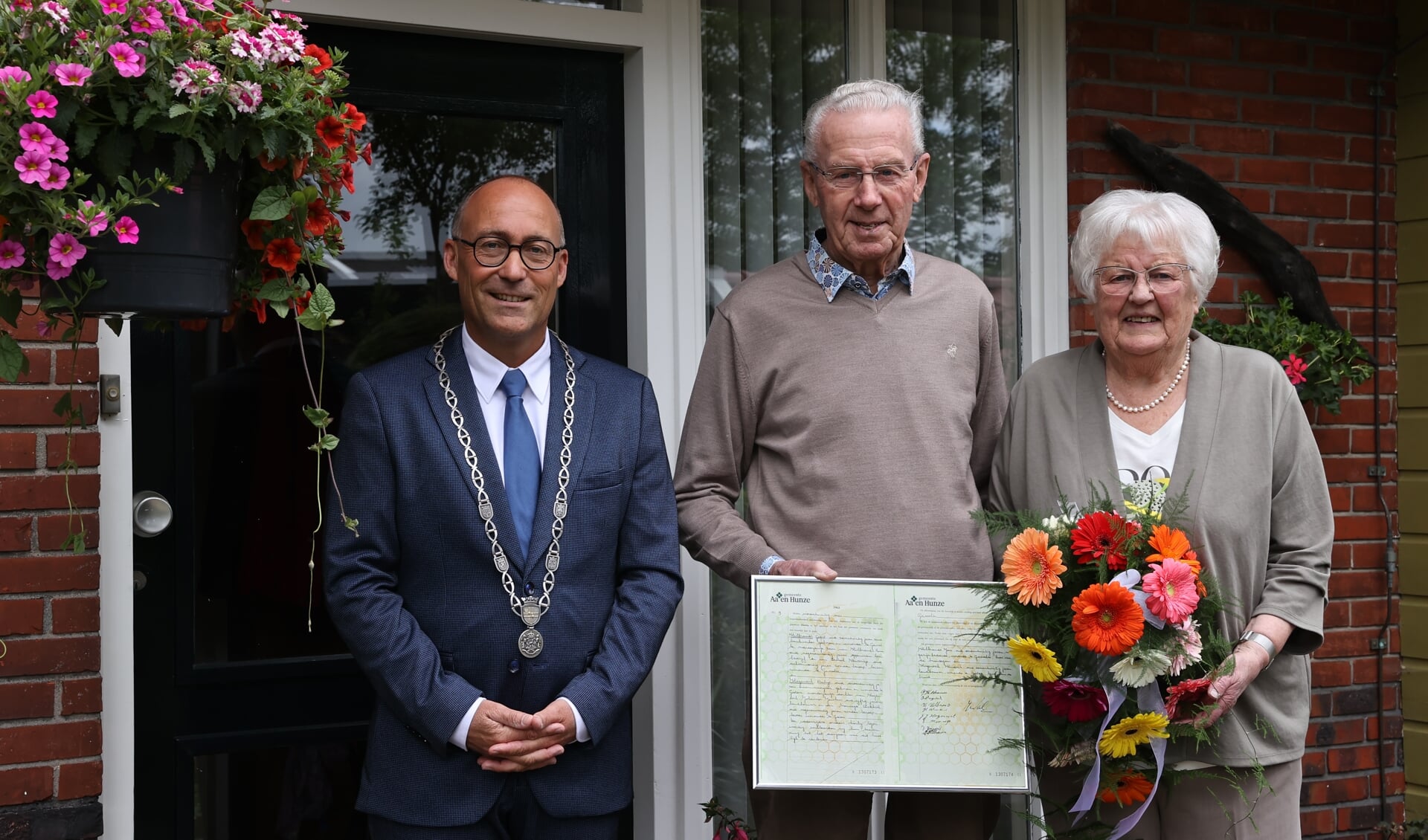 Het bruidspaar Hilbrands werd door burgemeester Anno Wietze Hiemstra gefeliciteerd met hun diamanten huwelijk.