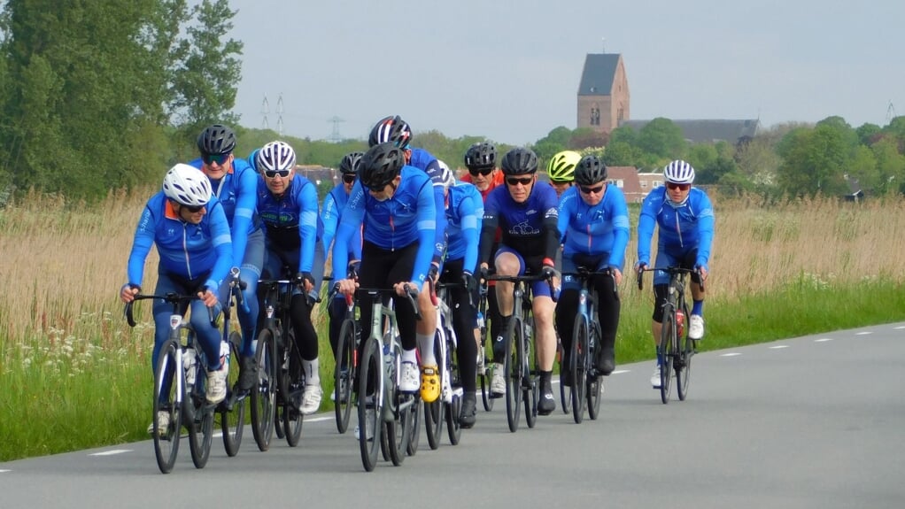 Deelnemers aan de Noorderrondrit op de Fiets nabij Loppersum (foto Maaike de Jong).