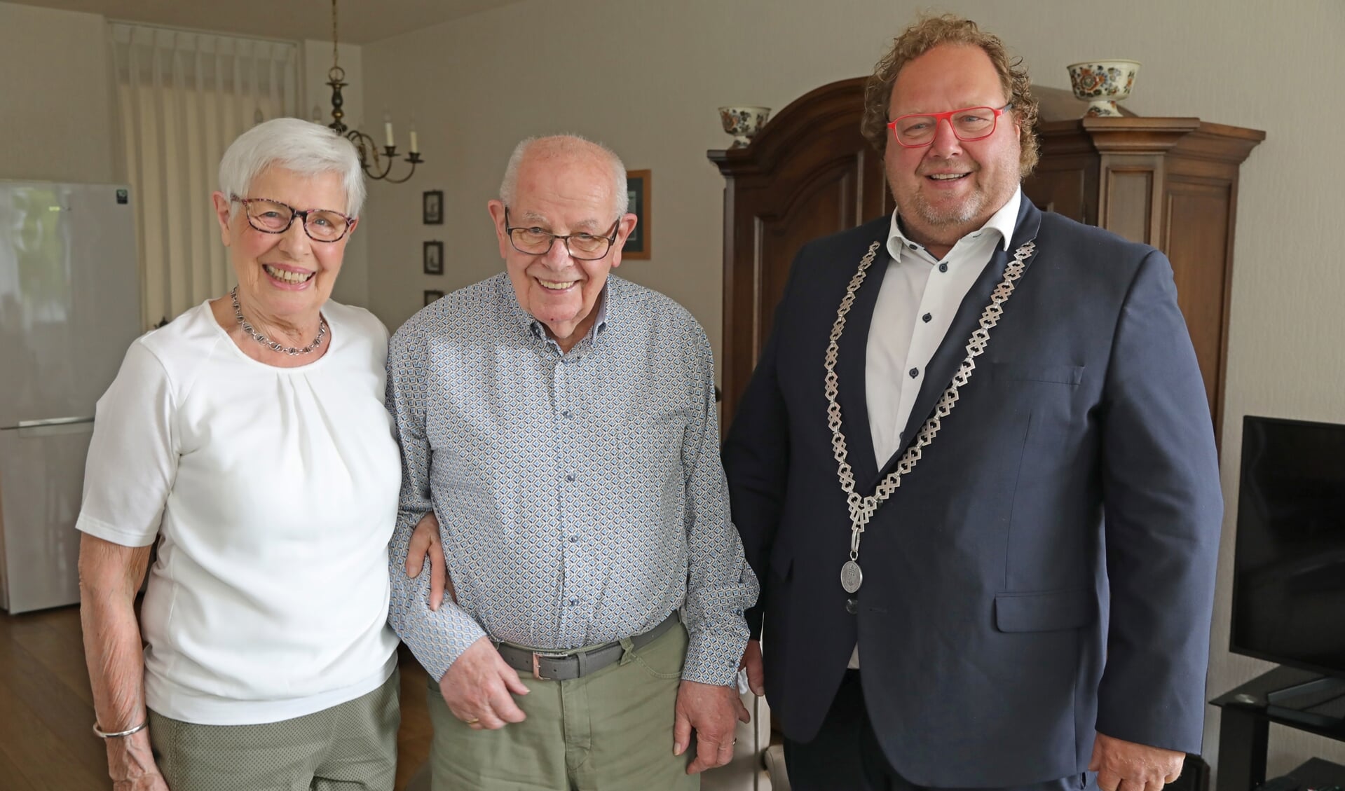 Het jubilerende echtpaar met burgemeester Jaap Kuin. Foto: Bert Woltjes.