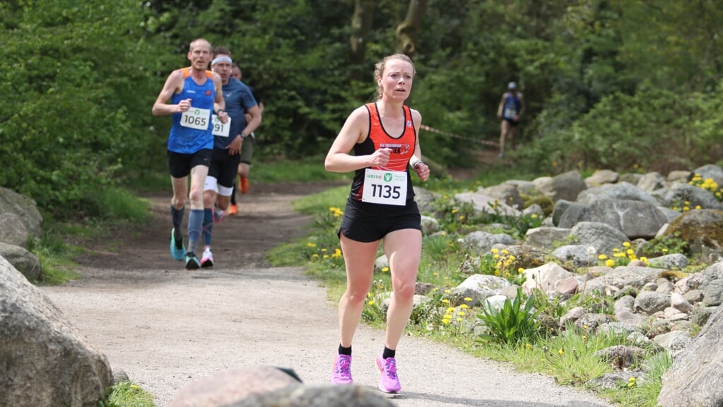 Annewil Schreuder op weg naar de winst op de 10 kilometer bij de dames. (foto: Spiekerfotografie.nl Deventer)