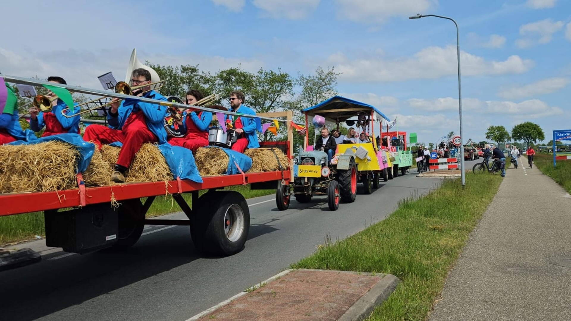 De stoet met praalwagens trekt door Kiel-Windeweer. (eigen foto)