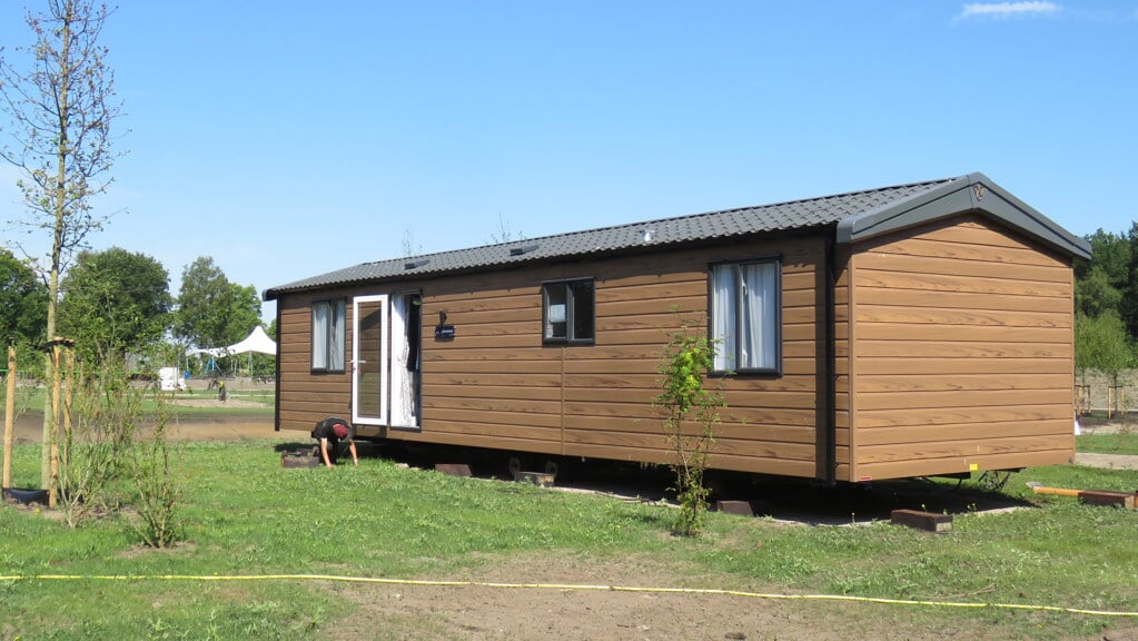 De eerste nieuwe chalet wordt op het nieuwe parkgedeelte Waterwijck bij Camping Siblu Village Meerwijck geïnstalleerd.