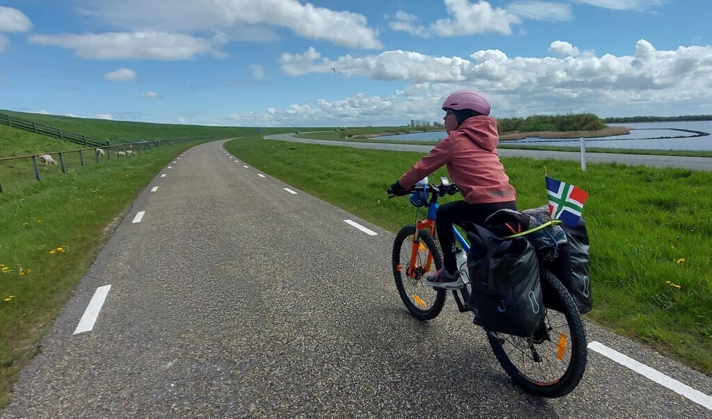 Ouders kunnen met hun kinderen een meerdaagse fietstocht maken. (foto: provincie Groningen)