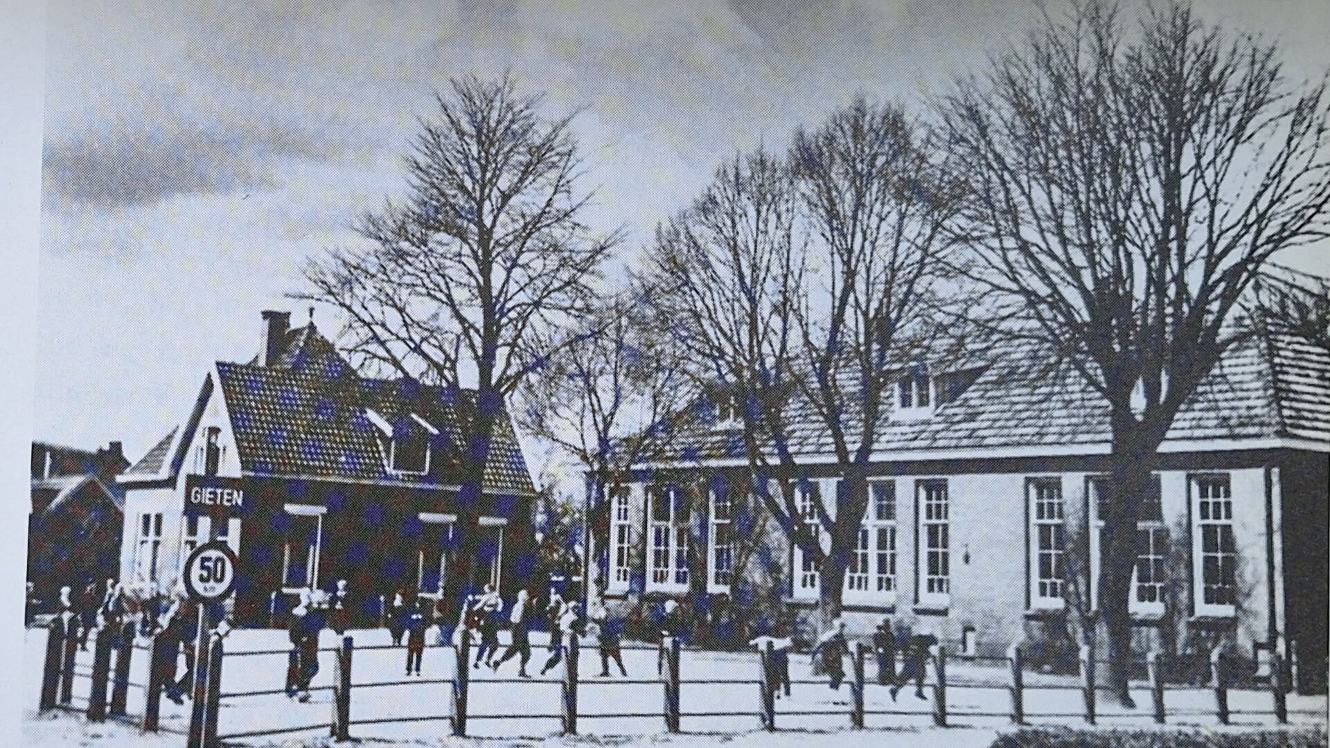 De oude Bonnerschool met daarnaast de directeurswoning.