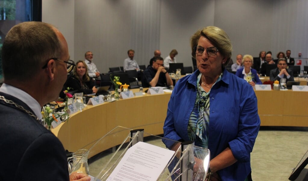 Nynke Houwing legt de belofte af bij haar installatie tot wethouder van de gemeente Aa en Hunze.