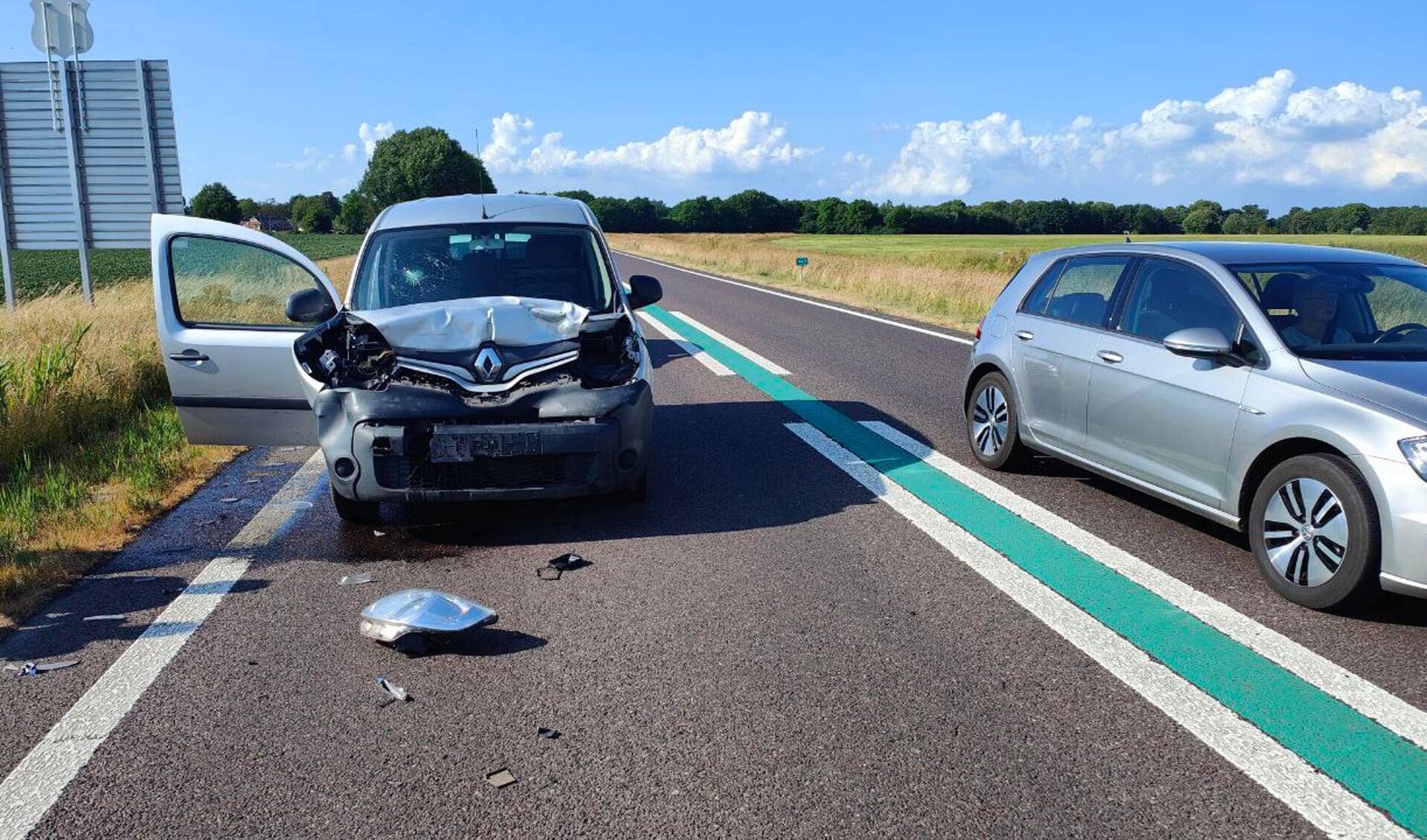 Een van de auto's raakte flink beschadigd door de botsing.