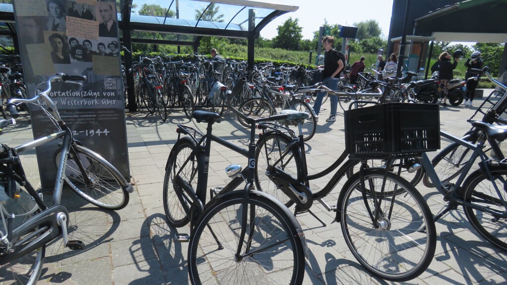 Veel fietsen rond de stations staan niet allemaal juist gestald.