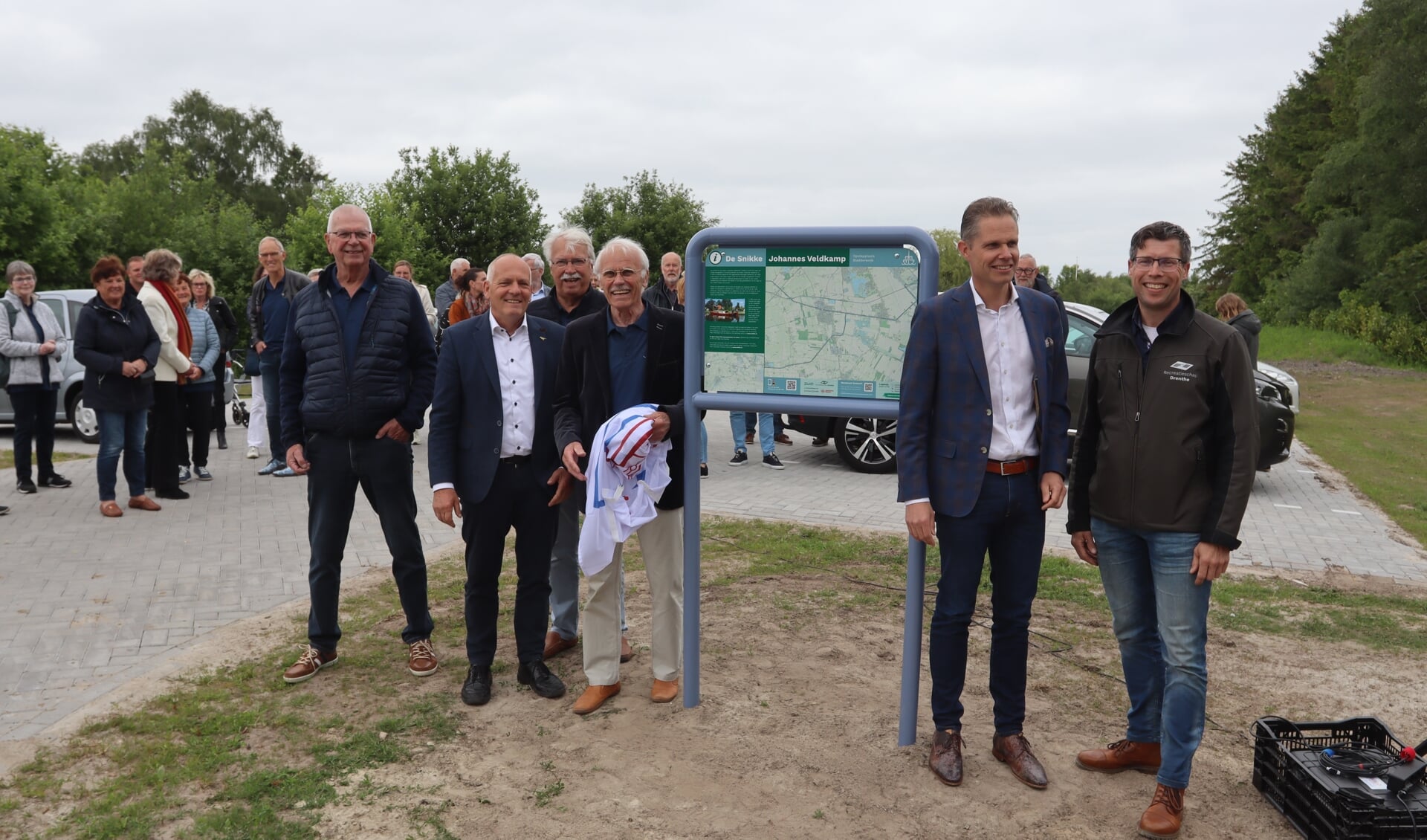 De nieuwe ligplaats is officieel in gebruik genomen. Onder anderen Henk Brink en Pascal Schrik zijn er blij mee (foto Bennie Wolbers).