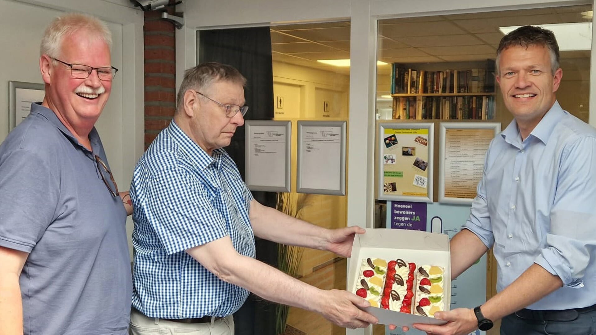 Projectleider Johan Duut feliciteert de bewonerscommissie van Lefier met de instemming.