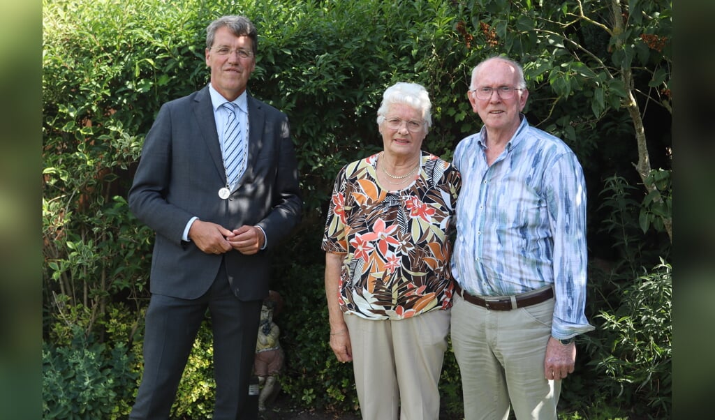 De familie Bos met burgemeester Eric van Oosterhout. Foto: Bennie Wolbers.