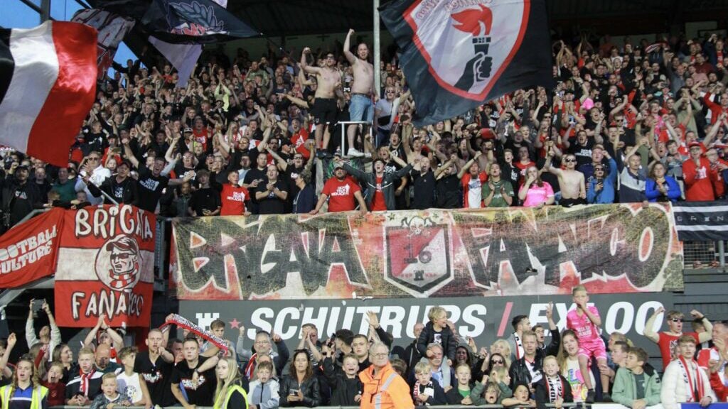De vaste supporters van FC Emmen kunnen hun seizoenkaart verlengen met korting (foto FC Emmen).