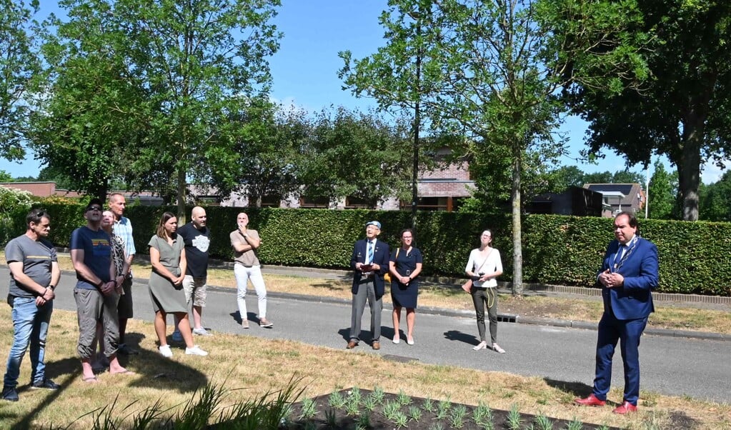 Burgemeester Thijsen verrichtte de openingshandeling in aanwezigheid van een groepje veteranen uit Tynaarlo. (foto: Persbureau Drenthe) 