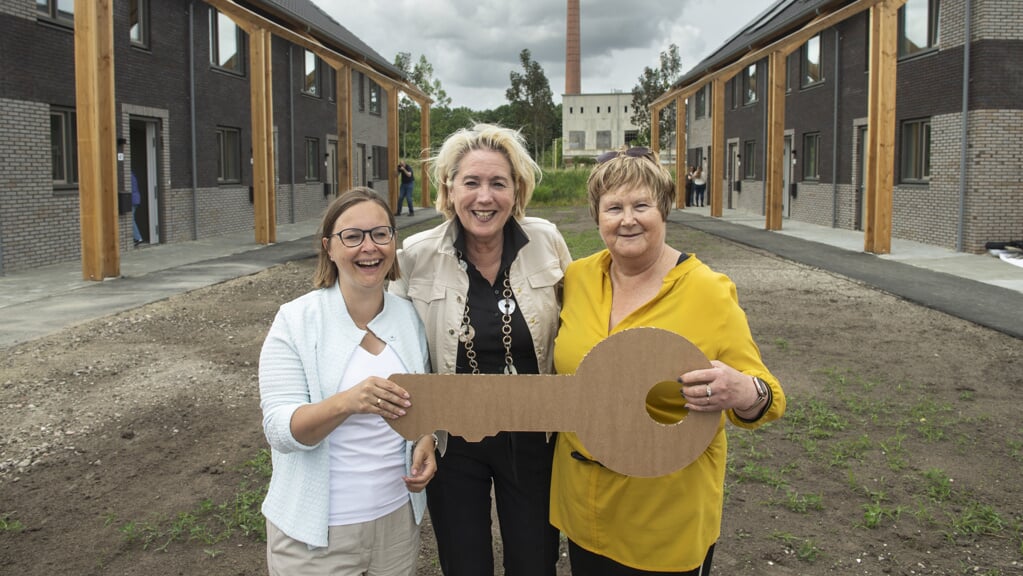 Laura Broekhuizen, Annalies Usmany-Dallinga en Margriet Drijver bij de nieuwe woningen (foto Duncan Wijting).