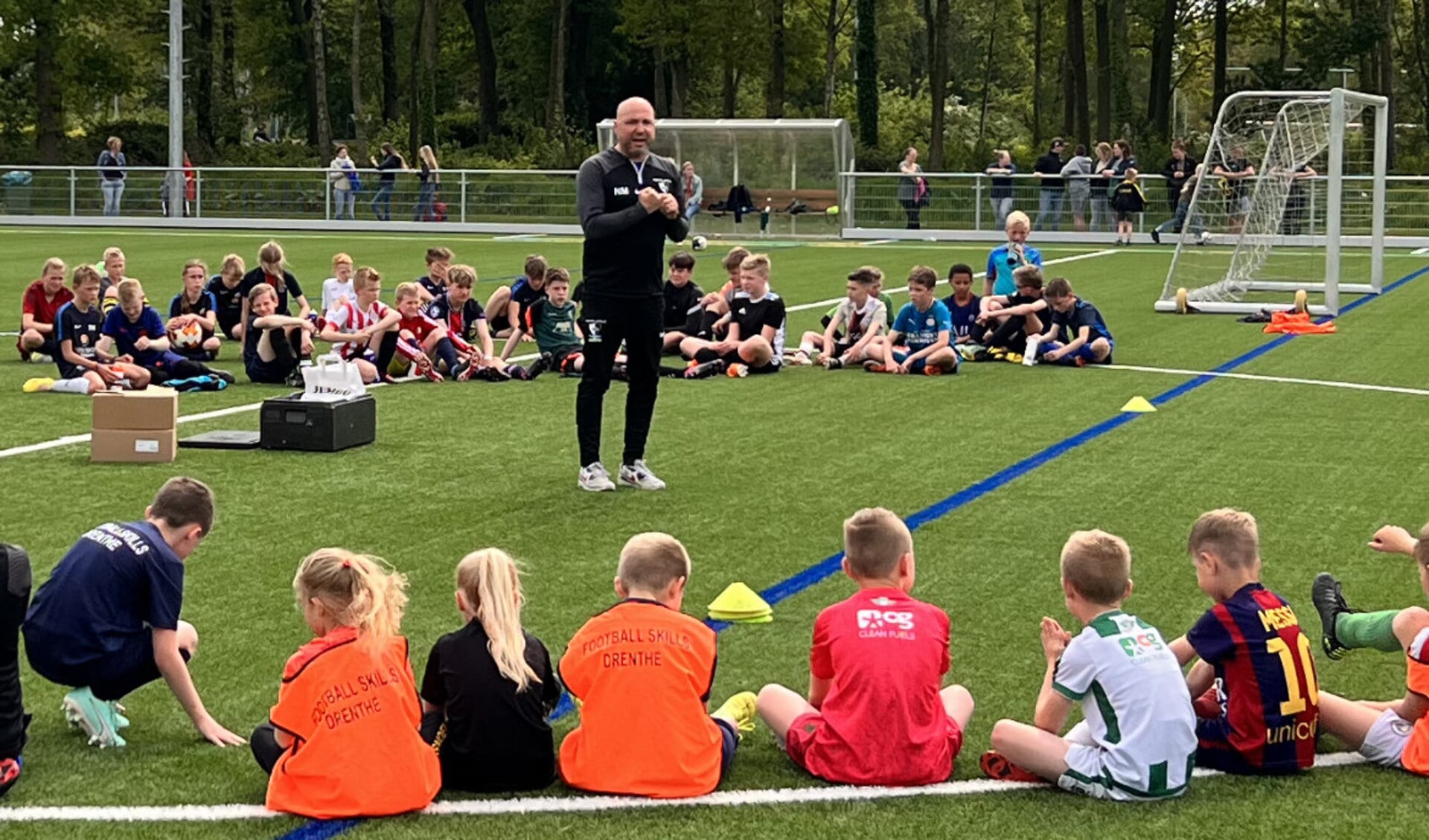 Niels Maagd spreekt jonge voetbaltalenten toe. Ook op de selectiedag op 9 juli gaat dat gebeuren.