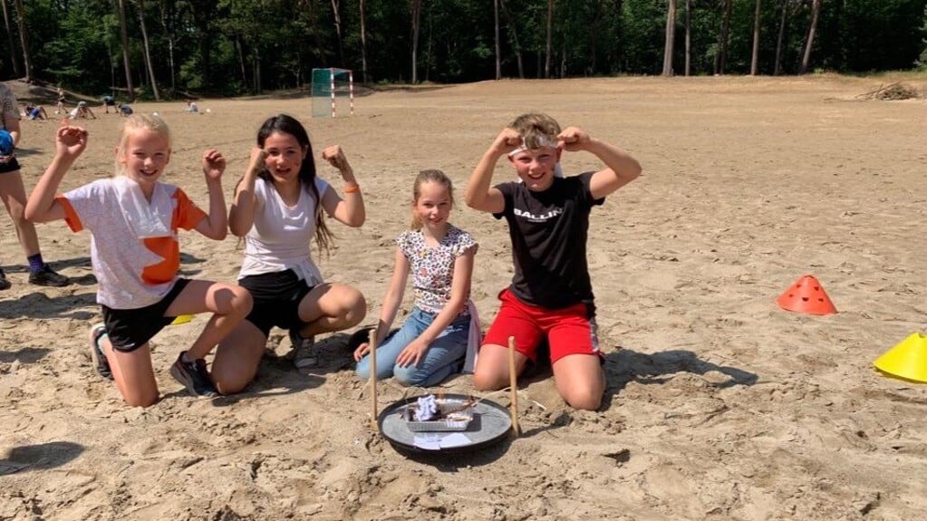 Leerlingen van de Jan Thiesschool spelen 'Expeditie Robinson'.