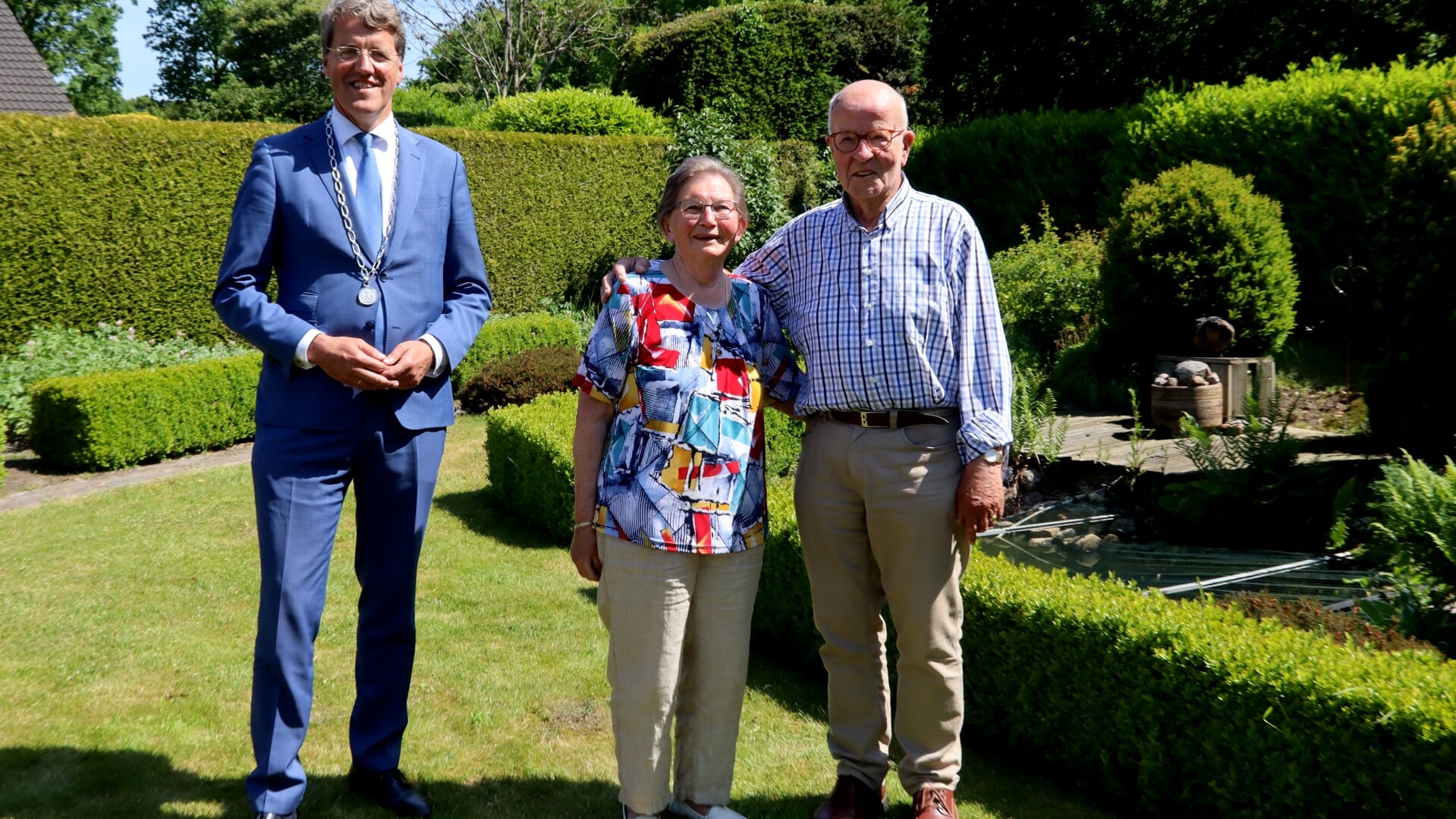 Geert en Truus Rabbers samen met burgemeester Eric van Oosterhout (foto Bennie Wolbers).