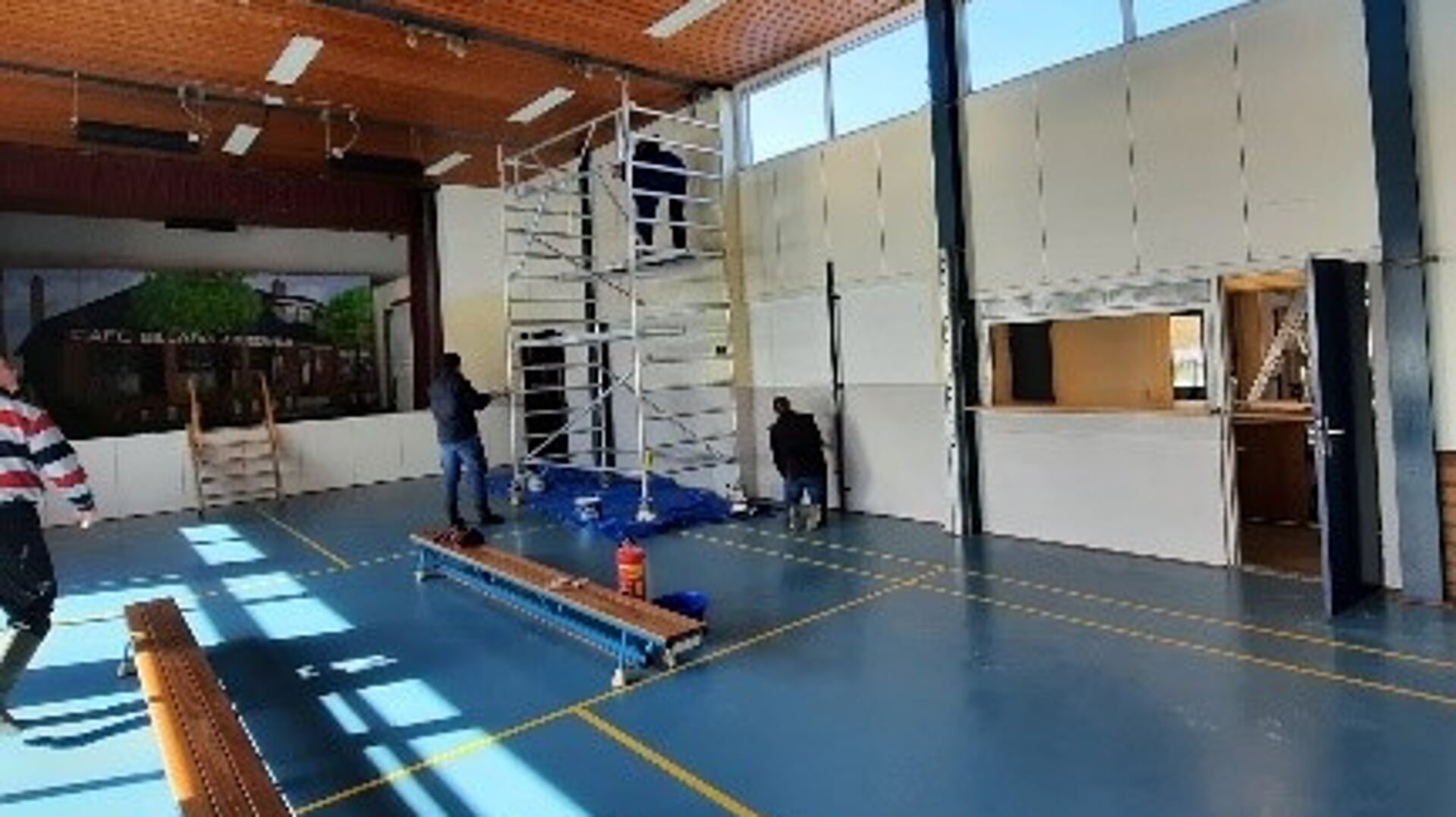 Er wordt hard gewerkt in de sportzaal van het dorpshuis in Gasselternijveenschemond.