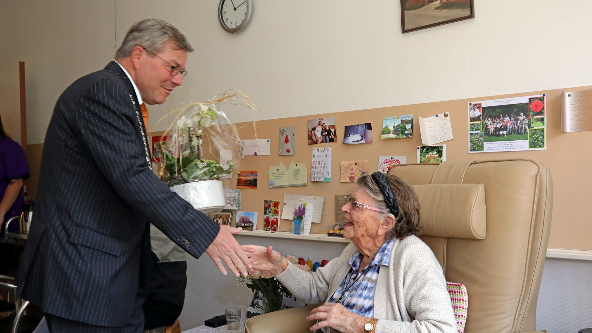 Burgemeester Berry Link met de 102-jarige. Foto: Bert Woltjes.