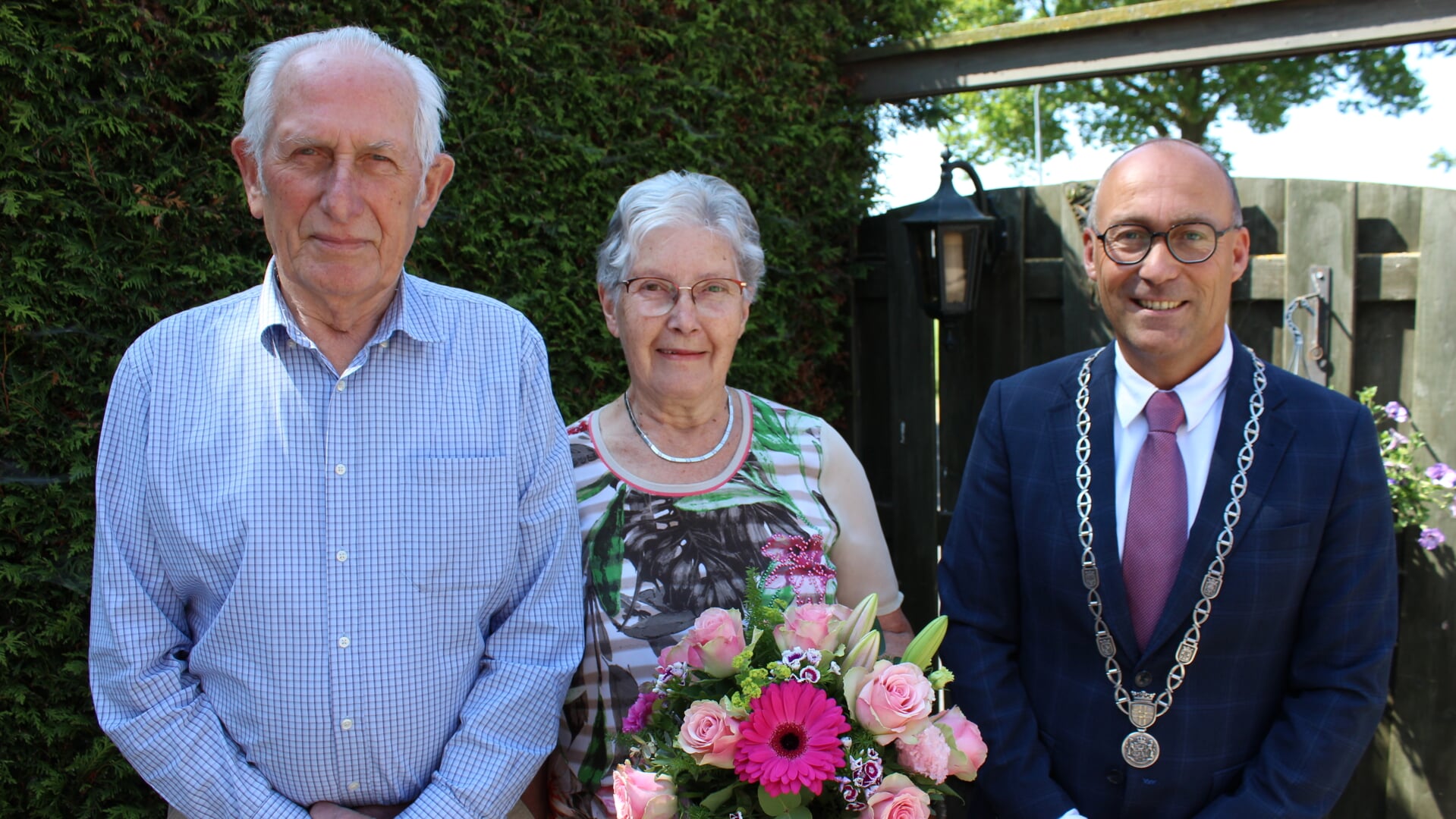 Thijs en Fenna Stoffers werden door burgemeester Anno Wietze Hiemstra gefeliciteerd met hun diamanten huwelijk.