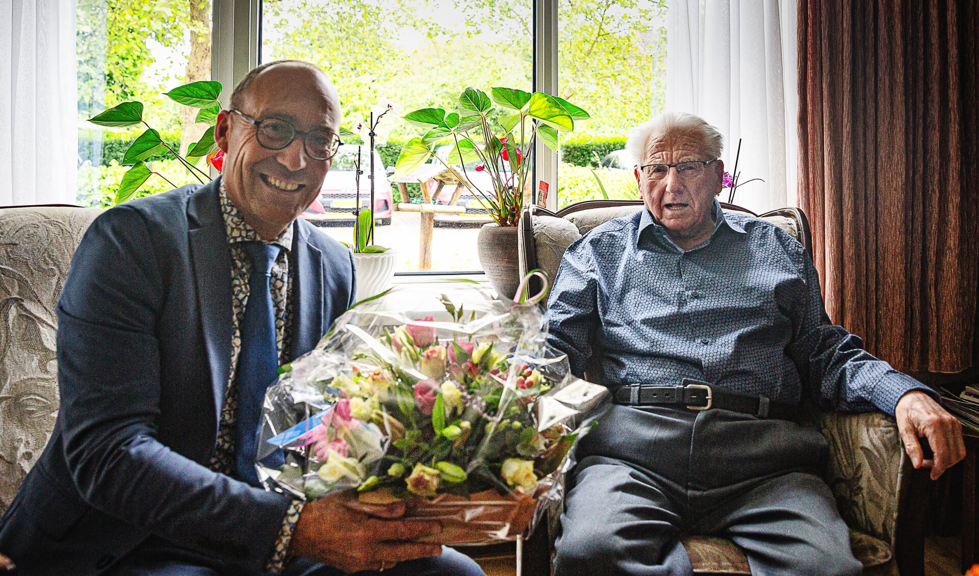 Burgemeester Anno Wietze Hiemstra feliciteert Hendrik Dekker met zijn 103e verjaardag. 