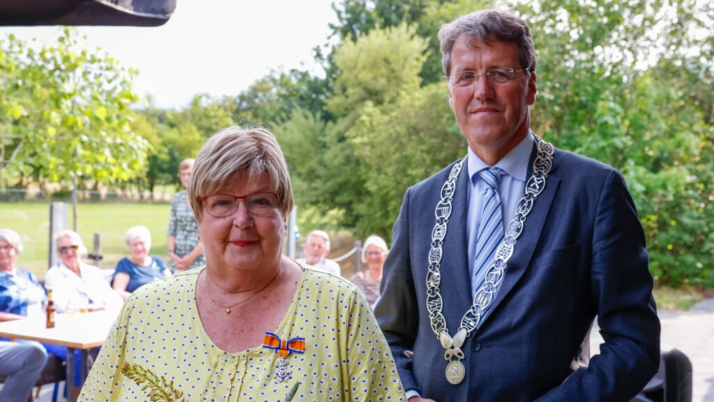 Ineke van den Berg met burgemeester Eric van Oosterhout. Foto: Guido Hansman.