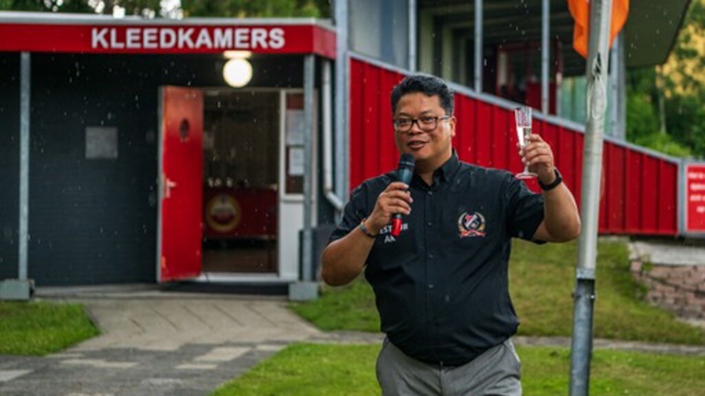 Voorzitter Andy Kasto van voetbalvereniging Hoogezand proost op het nieuwe contract. (eigen foto)