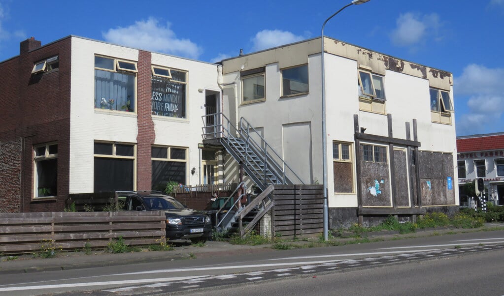 Het verpauperende pand op de hoek Kerkstraat/Meint Veningastraat in Hoogezand. Als alles meezit is het vrijdag definitief eigendom van de gemeente.