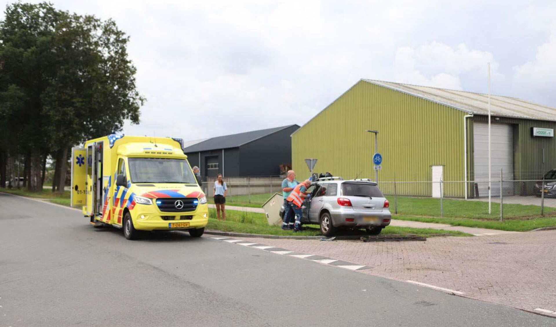 De automobilist werd door een ambulance naar het ziekenhuis gebracht. (foto: Persbureau Groningen)