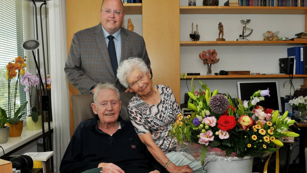 De heer en mevrouw Baasten samen met burgemeester Ben Visser.